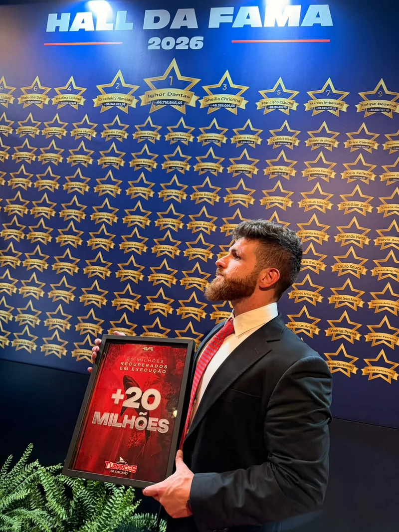 Ighor Dantas no evento Hall da Fama 2026, com a placa original de +20 milhões e o backdrop de 2026.